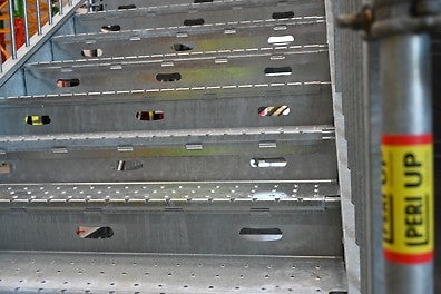 Built on the familiar PERI UP logic for rapid assembly, it meets stringent standards (including SG4 and loads up to 7.5 kN/m²). Features including wide treads, integrated height adjustment on guardrails, and slip-resistant surfaces ensure a safe user experience, while its modularity provides contractors to adapt entry and exit points according to building needs. 
