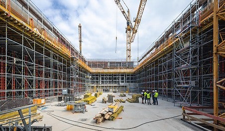 Die Bernauer Bauunternehmung Mark-A. Krüger GmbH benötigte für den Rohbau des 78 m langen und 55 m breiten Bauwerks mit seiner komplexen Dachkonstruktion nur 9 Monate Bauzeit.