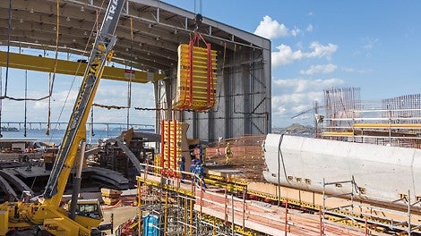 Panely na mieru boli podopreté vežami a pracovným lešením PERI UP ako aj jednotkami VARIOKIT tak, aby spolu vytvorili debniacu 3D konštrukciu.