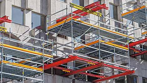 Благодаря использованию элементов опалубки достигается большой вылет консоли и обеспечивается безопасность подвесной конструкции.<br/>