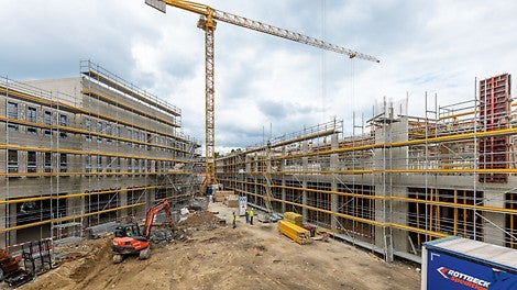 Über 10.000 m² PERI UP Fassadengerüst wurden baubegleitend bis zu 19 m hoch errichtet. 