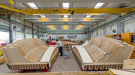 Um die komplexe Formgebung mit Brettstrukturbelegung zu realisieren, wurden die dreidimensional gekrümmten Sonderschalungselemente von PERI maßgenau vormontiert und einsatzfertig auf die Baustelle geliefert.