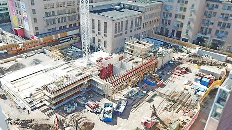 Aikataulu on tällä työmaalla tiukka, mikä tuo haasteita projektinhallintaan. Haasteellisuutta lisää työmaa-alueen suhteellinen pienuus ja se, että erilaisia rakenteita tehdään samanaikaisesti.