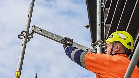 Durch den Gerüstknoten am Easy Stiel ist PERI UP Easy mit den PERI UP Flex Bauteilen für komplexere Geometrien kombinierbar. Dadurch lässt sich auch ein außenliegender Treppenturm einfach und schnell an das Fassadengerüst anbringen.