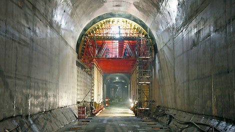 Suunnittelun lähtökohtana oli mm. kuorma-autojen läpiajomahdollisuus muottirakenteen läpi. <br/><br/>