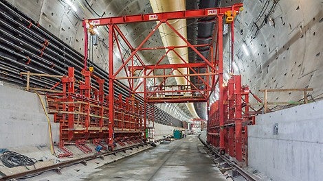 Esialgu betoneeris meeskond tunneli põranda, millele oli oluline paigaldada rööpad konsoolraketisega käru liigutamiseks. See töö määras ka kogu edaspidise tööde teostamise võimaluse, kuna kõik raketisesüsteemid kasutasid samu rööpaid. Terve konstruktsioon toetub samadele vundamentidele, mille valamiseks komplekteeriti vajalik raketis. See raketisekäru toetas ka alumise sõidutee tasapinna paneelide paigaldamist.<br/>