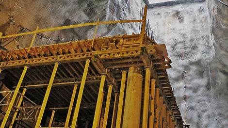 Poistumistiekuilu rakennusvaiheessa MULTIFLEX-holvimuotin kanssa.