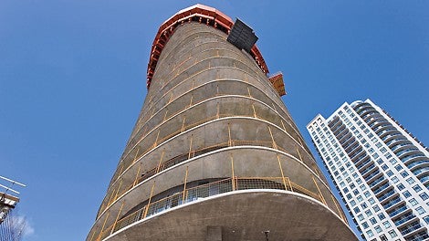 梦露大厦南楼：防护屏为最上面三层施工作业面提供了全方位的安全防护。