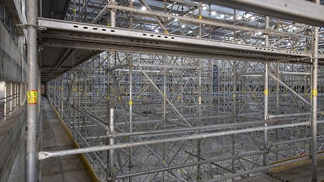 מערכת פיגום פרי אפ איזי בהיקף אולם התפילה ומגדלי תמיכה ממשפחת פרי אפ בחלל המרכזי של האולם.