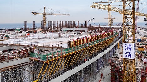 The PERI formwork solution for the slabs, cantilevered balconies and parapets is largely based on standard components taken from various PEIR systems. We also planned, produced and delivered countless timber formers and other cut-to-size plywood panels for the circular-shaped areas. 