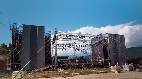 Для монтажа декораций, сцены и трибун было задействовано 20 тонн PERI UP