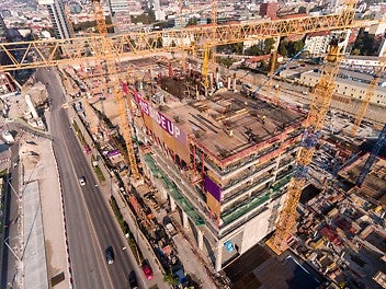 Pri realizácii veže Nivy Tower boli použité samošplhavé ochranné panely RCS tvoriace veterný štít a zaisťujúce bezpečné pracovné podmienky na troch najvyššie budovaných podlažiach.