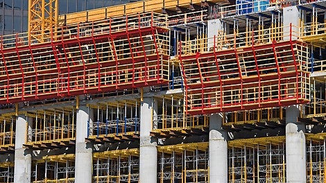 The massive reinforced concrete columns on the north and south sides were quickly realized with the ACS self-climbing system and VARIO wall formwork - and without a crane.