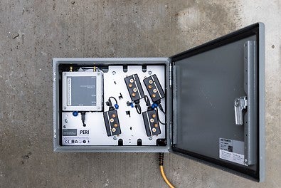 La valise technique comprend l’unité principale et plusieurs boîtiers de capteurs, qui permettent de collecter de nombreuses données de température et de résistance pour les intégrer dans l’application web.