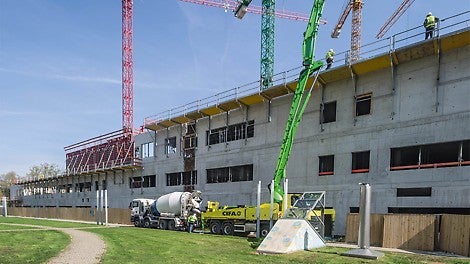 Zum Schalen der Außenwände wird die MAXIMO Rahmenschalung zusammen mit der Faltbühne FB 180 eingesetzt.<br/>