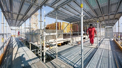Das Modulgerüst PERI UP Flex passte sich der Gebäude- und Balkongeometrie ideal im metrischen 25-cm-Raster an und diente als sicheres Arbeits- und Traggerüst gleichermaßen.