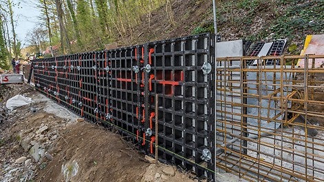 Herstellung einer 120 m langen, 1,20 m hohen, rückverankerten Stützwand aus Stahlbeton