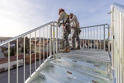 Con PERI UP Public, las escaleras y los puntos de acceso se pueden montar de forma flexible y práctica sin necesidad de componentes adicionales para las zonas públicas.<br/>(Foto: PERI SE)<br/>