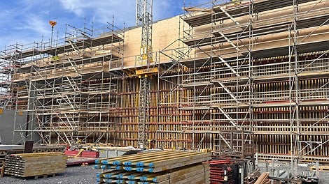 VARIO GT 24 -seinämuotti pinnoitettiin laudoilla sen ollessa pystyssä arkkitehtonisia lautapintoja varten.