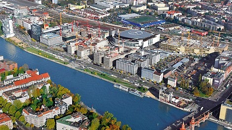 Das neue Stadtquartier zwischen der Mercedes-Benz Arena und der parallel zur Spree verlaufenden Mühlenstraße weist vier Teilbauwerke mit jeweils 26,50 m Höhe und im Grundriss eine Gesamtabmessung von 160 m auf 128 m auf. (Foto: PERI/euroluftbild.de/Robert Grahn)
