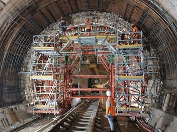 Galerie Gambetta du tunnel EOLE au CNIT, La Défense : des consoles SCS et coffrages TRIO ont permis de réaliser les radiers dans la gare du CNIT, alors que des étaiements en PERI UP et des systèmes VARIOKIT ont aidé à la réalisation des voûtes. (Photo : PERI France)<br/>