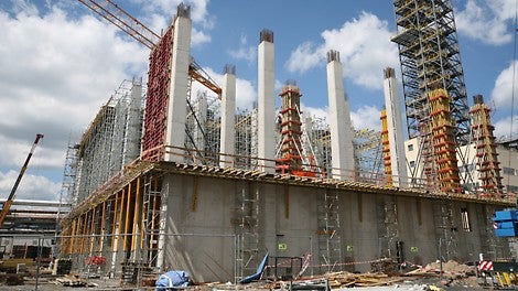 Sloupy s výškou 10 m bedněné nosníkovým sloupovým bedněním VARIO GT 24.