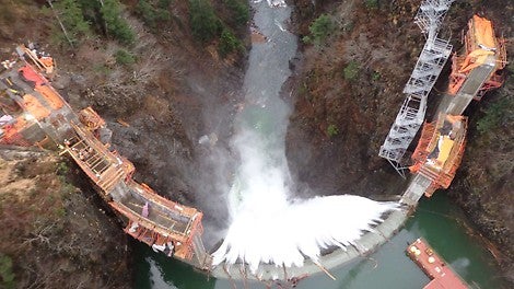 The massive arch of the dam is being formed using a combination of VARIO GT 24, CB and PERI’s new single sided climbing system, SCS.