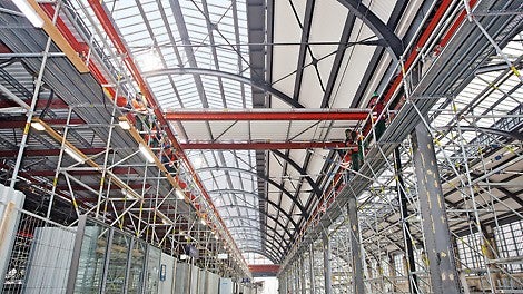 Die PERI Schutzdach-Plattformen lassen sich nach erfolgter Dachsanierung von Hand in die nächste Halle verschieben.