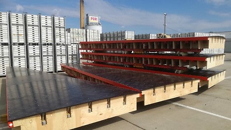 Pierwomontaż deskowań w zakładzie PERI