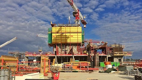 Ensimmäinen tornitalo, Majakka, rakentuu kiipeävän RCS-järjestelmän avulla.