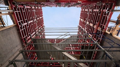 С использованием шахтных элементов TSE демонтаж и перестановка внутренней опалубки шахт занимает не более 10 минут. Необходимо лишь подцепить крановыми захватами шахтные элементы, вытащить тяжи и далее единой конструкцией переместить опалубку на следующую захватку. 