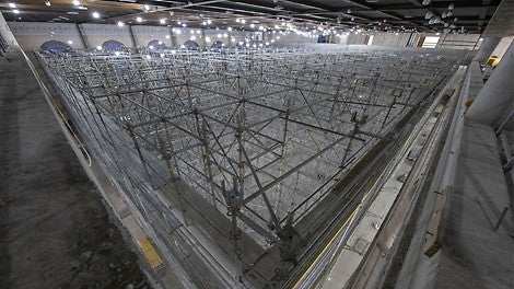 חיבור פיגום ההיקף מסוג פרי אפ איזי למגדלי התמיכה במרכז האולם באמצעות קורות קישור סטנדרטיות של מערכת הפרי אפ.<br/>