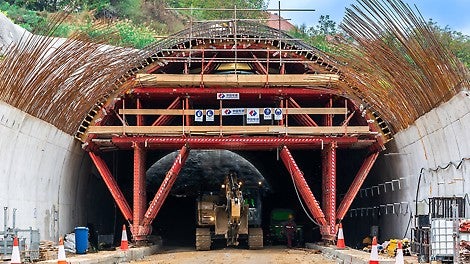 在浇筑隧道入口处拱顶部分时，使用 VARIOKIT VTC 隧道模板台车快速、轻松地将模板整<br/>体转运至下一个施工段，显著节省了时间。