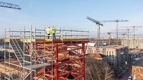 Eine 30 m hohe Werbe- und Aussichtsplattform verschafft den Überblick über Berlins Modellstadt der Zukunft „Das neue Gartenfeld“.