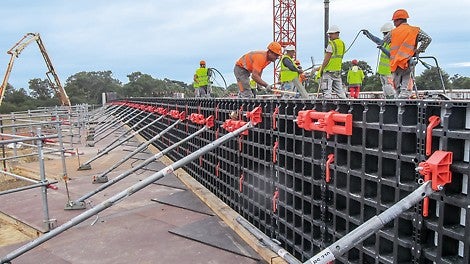 With small panel sizes and easy handling, DUO is predestined for the forming of foundations.