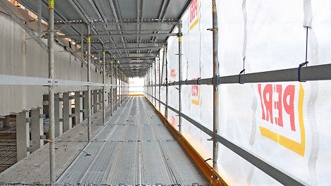 PERI UP Flex -telineet ympäröivät koko rakennuksen ja muodostavat näin yhtenäisen teline- ja sääsuojakokonaisuuden yhdessä LGS 150:n kanssa.