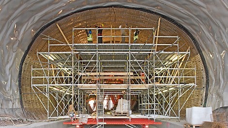 Für die vorlaufenden Bewehrungsarbeiten wurde auf Basis des PERI UP Rosett Modulgerüstsystems eine fahrbare Arbeitsplattform montiert. Konsolverbreiterungen sorgten für eine optimale Anpassung an die komplizierte Tunnelgeometrie und damit für maximale Arbeitssicherheit.