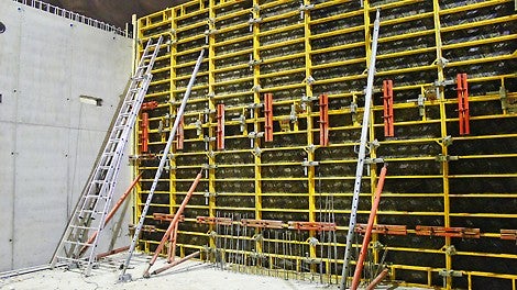 Kevyt DOMINO-seinämuotti soveltuu erinomaisesti tunneleihin, joissa ei ole mahdollista käyttää nosturia.<br/>