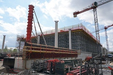 Systém bednění DOMINO byl využit k zajištění výstavby čela stropních desek tl 80 cm, na základy a opěrné stěny