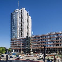 Das 77 m hohe Columbus Haus mit seinem auf einem Sockel stehenden Rundturm aus Glas bildet die markante Spitze des Bürogebäudeensembles Hanseatic-Trade-Center in der Hamburger HafenCity.