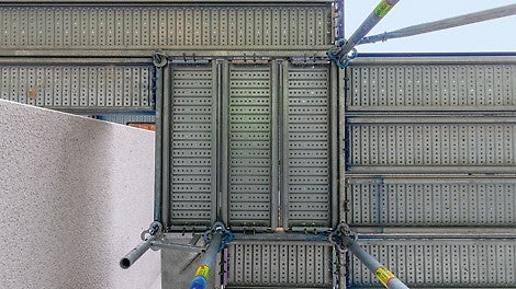 Insbesondere bei gegliederten Gebäudegrundrissen mit vielen Innen- und Außenecken, bei Bauwerksvor- und -rücksprüngen oder bei innen- und außenseitigen Konsolverbreiterungen ist die hohe Flexibilität des PERI UP Fassadengerüstes von großem Vorteil.