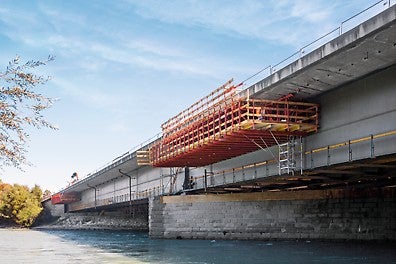 Die VARIOKIT Lösung von PERI ist über Fahrschienen und Rolleinheiten an der Brückenunterseite angehängt. Somit ist die zu schalende Kappe immer frei zugänglich<br/>