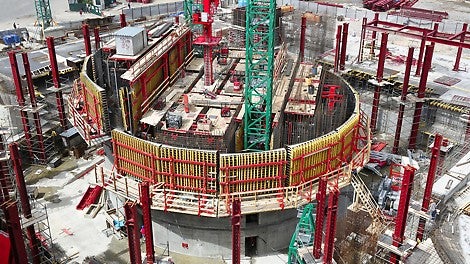 Бетоно-распределительная стрела, установленная на платформах системы ACS-P, поднимается одновременно с ней, не требуя при этом установки дополнительных гидравлических цилиндров.