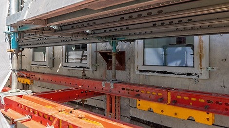 Die VARIOKIT Systembauteile mussten mangels Baukran per Hand transportiert und montiert werden.