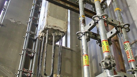 Kauppahallin vanhoja pilareita jatketaan myöhemmin käsin siirreltävällä PERI DUO-monikäyttömuotilla, joka sopii loistavasti tiloihin, jossa ei ole tilaa nostureille.