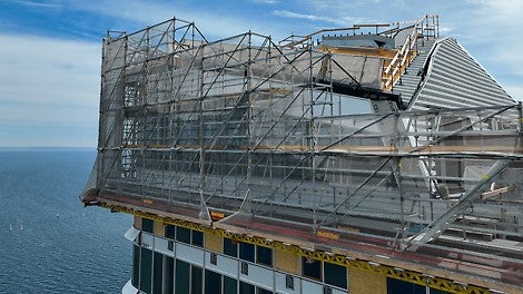 PERI UP Flex stillads på en en midlertidig platform på 43. etage.