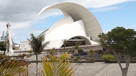 Auditorio de Tenerife- Situado en una posición destacada en el paseo marítimo de Tenerife, el arquitecto Santiago Calatrava presentó una obra de arte
