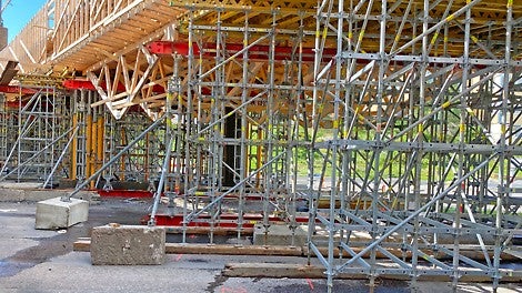 Sillan tuenta toteutettiin PERI UP Flex -tuentatelineiden sekä suurien kuormien PERI UP HD -tukien yhdistelmällä.