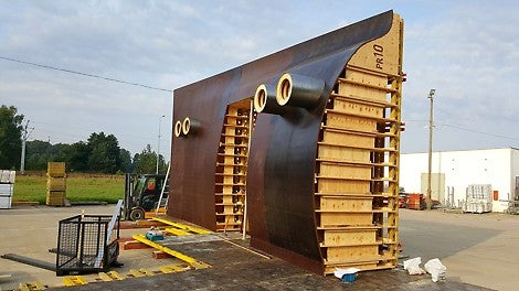 Pierwomontaż deskowań w zakładzie PERI