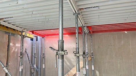 GRIDFLEX-järjestelmän etuna on paitsi tehokkuus myös se, että elementit on asennettavissa alhaalta käsin, mikä parantaa oleellisesti työturvallisuutta.